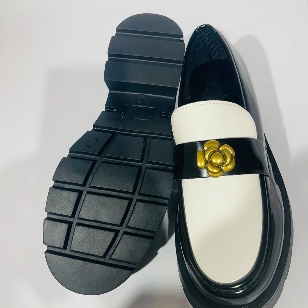 Elegant Black and White Loafers - Picture 11 of 13